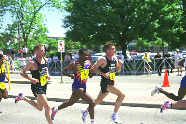 The two american runners racing in mid pack.