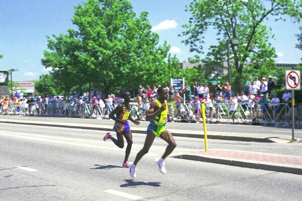Simon Rono leading and picking up the pace