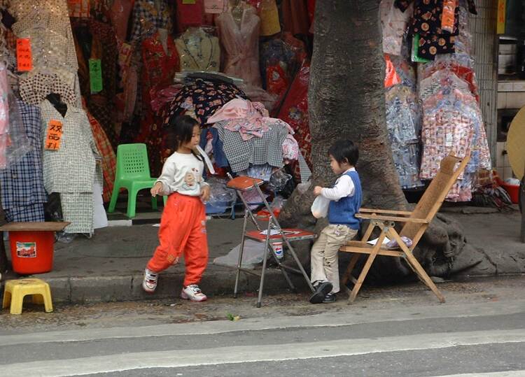 Guangzhou street scene, little girls