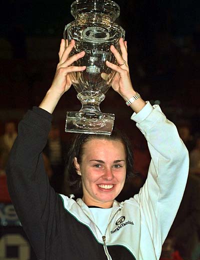 Hingis wins Chase