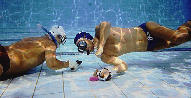 leo-ric-tackle2.jpg (72344 byte)