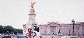 Victoria in front of Buckingham Palace (6574 bytes)