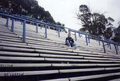 webmaster en la tribuna de cemento