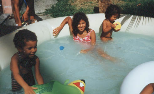 Ma grande soeur me tient compagnie � la piscine