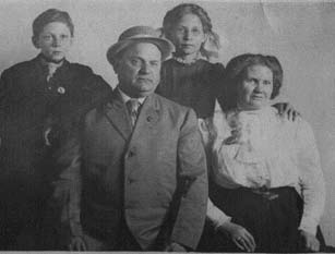 [picture of Jim Manard,
Viola, Oscar, and Jessie]