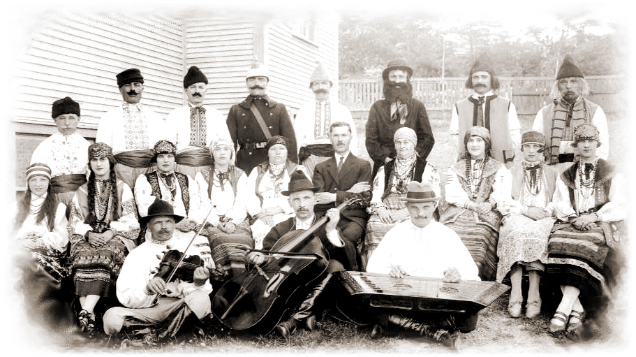 Costume.jpg (327315 bytes)