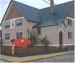 hostel_revelstoke.jpg (8324 bytes)