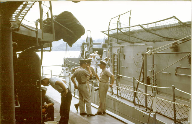 InPortDockside2.jpg (78355 bytes)
