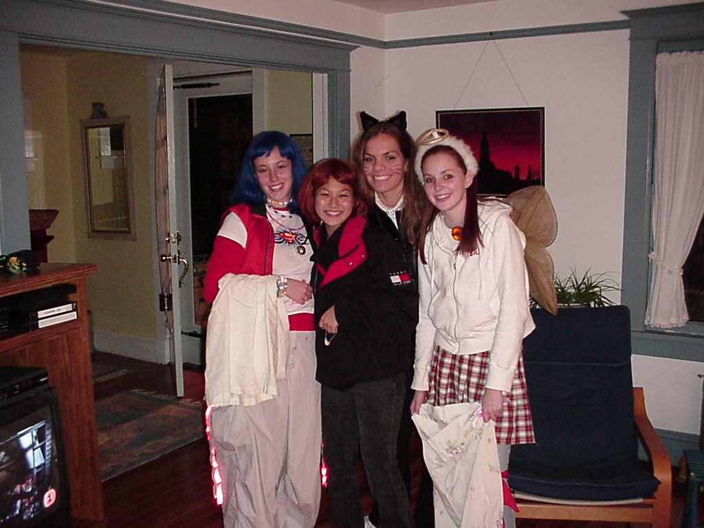 Deena, Grace, Stacy and Sam on Hallo-fuckin-ween..hehe, they only went like 3 blocks..