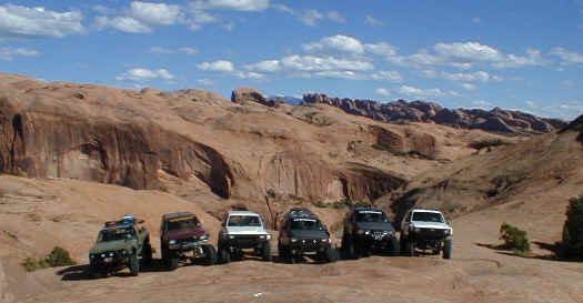 GRUPO_DE_TOYOTAS.jpg (18167 bytes)