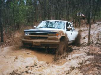 Silverado_en_barro.jpg (16233 bytes)