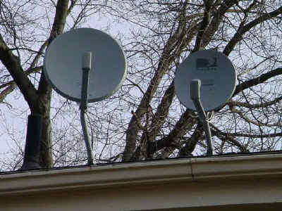 satellite_dishes.jpg (40668 bytes)