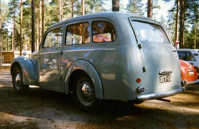Skoda 1100 pakettimalli takaap&auml;in kuvattuna.