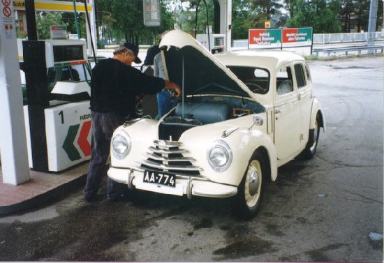 Skoda 1102:n tankkaus k&auml;ynniss&auml;.
