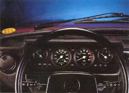 Skoda 130 GL:n kojelauta.