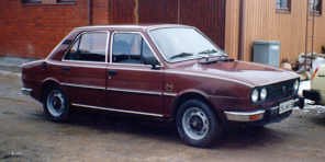 Skoda 120 LS nelivalomaskilla ja kromipuskureilla.