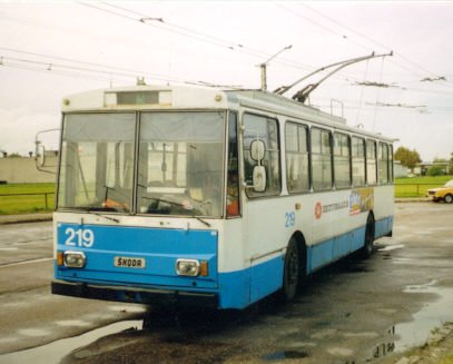 Uudenmallinen Skoda-trolleybussi.