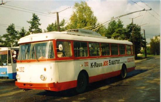 Vanhanmallinen Skoda-trolleybussi.