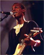 Idy Oulo (Cameroon) in concert in the SATELLIT Caf&eacute;, Paris 8 & 9 septembre 2004