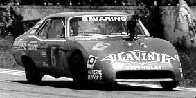 Carlos Marincovich con el Chevrolet oficial de GM.