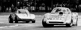 Carlos Pairetti (Chevrolet) adelante en la horquilla del Aut&oacute;dromo Municipal, lo sigue Copello con una Liebre (1968).