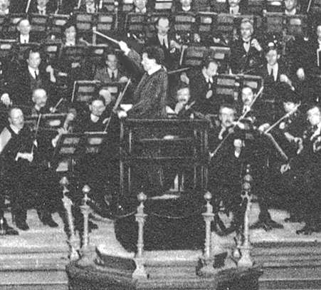 PHOTO: Mengelberg and the
Concertgebouw Orchestra in 1919