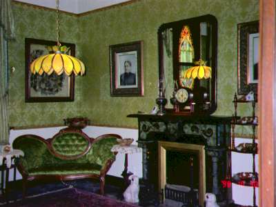 parlor.jpg (19621 bytes)