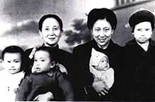 picture of Jung Chang with mother and grandmother