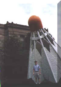 Dad in front of the Kansas City Art Museum (17998 bytes)