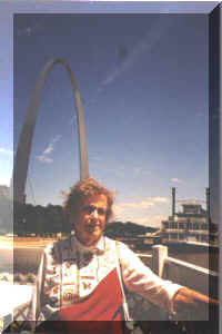 Mamaw at the Arch (21017 bytes)
