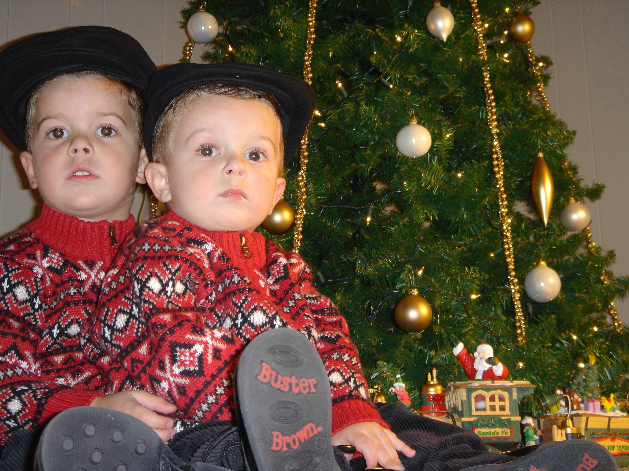 Antonio & Sal by the tree '04