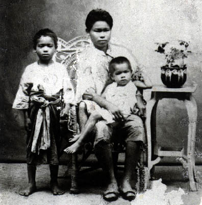 momfam.jpg (46599 bytes)