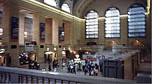 This picture og Grand Central Terminal is deliberately blurred to give the effect of lots of hustle and bustle...