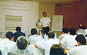 O prof. S�rgio Bampi apresentando as possibilidades dos arrays de componentes anal�gicos