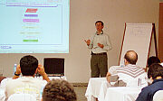 O prof. Jose Luis Huertas durante a sua palestra sobre testabilidade