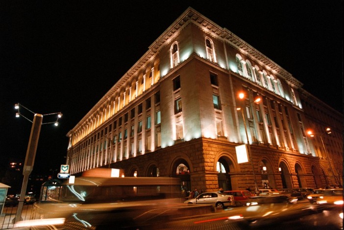 Night view of the exterior of the Tzum Building