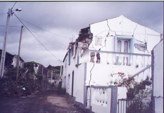TerramotoPico2 (2).jpg (47334 bytes)