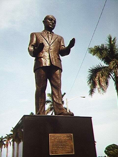 Click on the plaque to see its inscription!