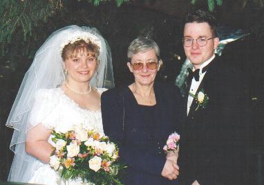 Rob, Christina & Mom at wedding - 06/97