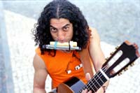 Humphrey Cao toca la Turuta acompa&ntilde;ando la Guitarra
