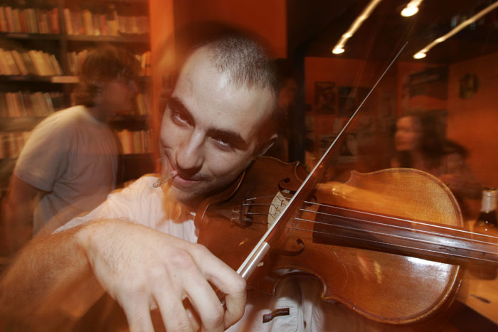 el violinista se fuma un porro, foto de Javi Mart&iacute;nez