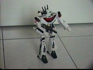 macross3.jpg (16743 bytes)