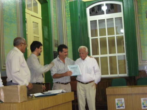 Eutrpio Oliveira recebe o Diploma, pelo acadmico Marco Antnio Rochael