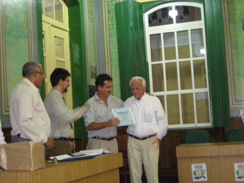 Eutr�pio Oliveira recebe o Diploma, pelo acad�mico Marco Ant�nio Rochael
