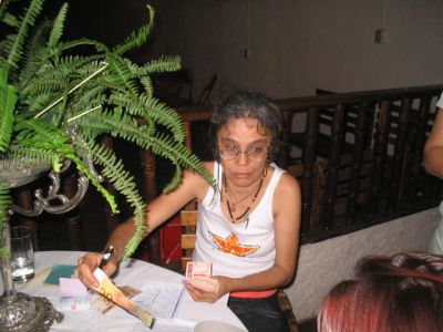 T�nia Martins vende os primeiros exemplares