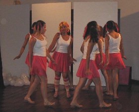 Alunas dan�am vestidas de Em�lia