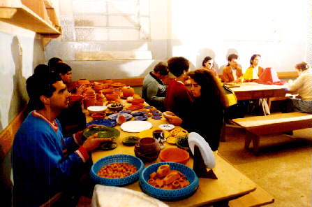 Deficientes em aula de artesanato