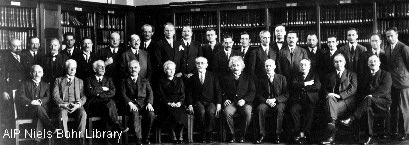 Fotografa de grupo con gente importante como Marie Curie y Albert Einstein