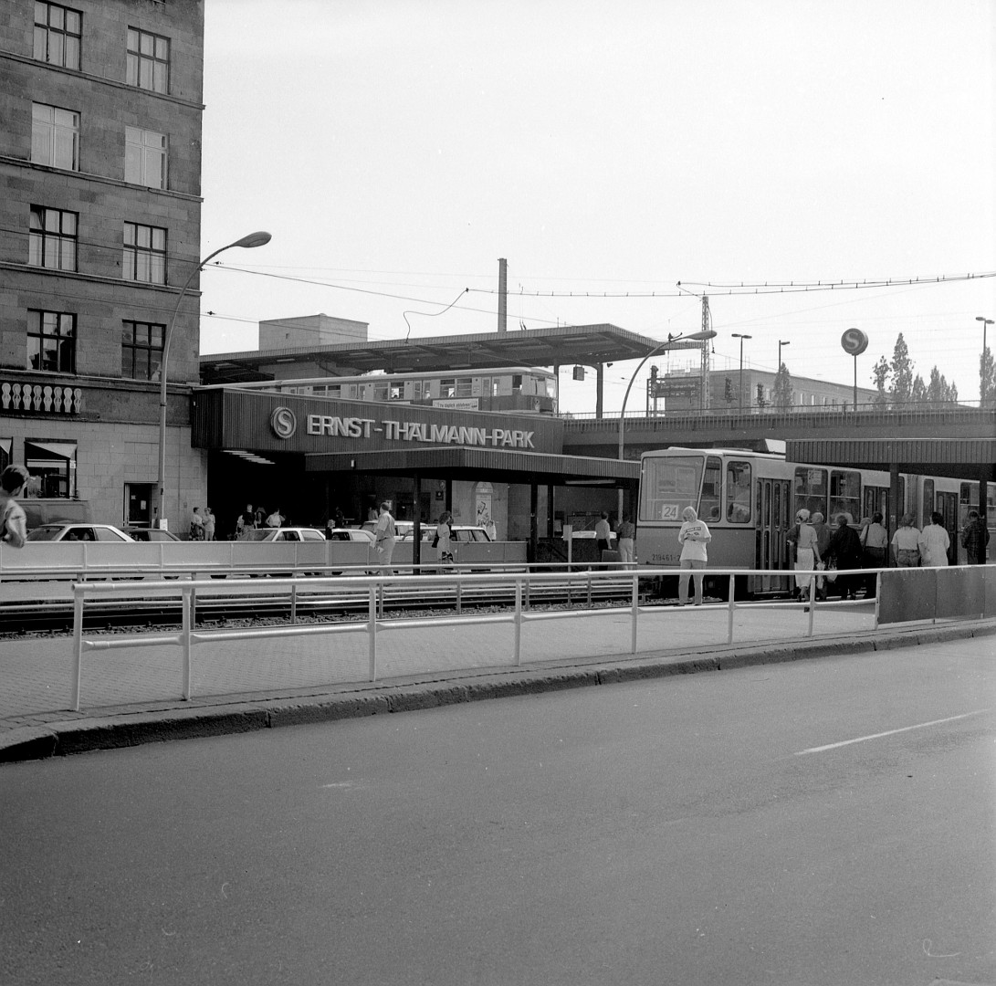 Straßenbahn. S-Bahnhof Ernst-Thälmann-Park 1991. Foto: Erik Jonsson