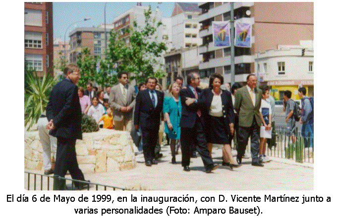 Cuadro de texto:  
El da 6 de Mayo de 1999, en la inauguracin, con D. Vicente Martnez junto a varias personalidades (Foto: Amparo Bauset).
